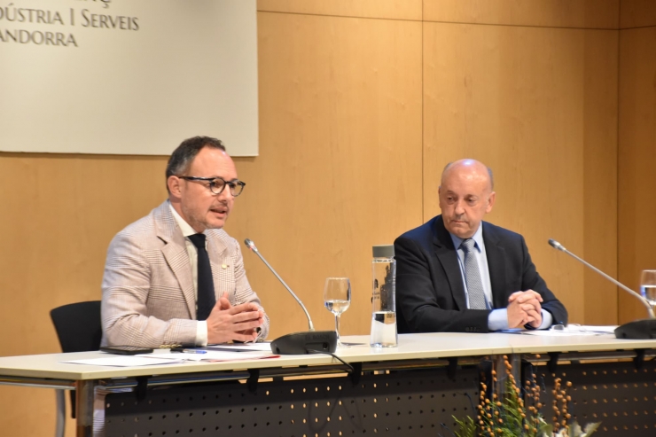 El president de la Cambra de Comerç, Josep M. Mas, i el cap de Govern, Xavier Espot durant la seva intervenció en la presentació de l'Informe econòmic del 2024.
